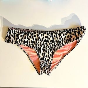 ✨ 3/$30 Xhilaration/Target Large Bikini Bottom with Ruching on the Back